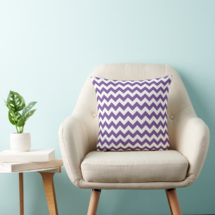 Moderne lila Chevron Streifenmuster Kissen