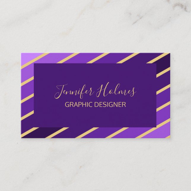 Moderne Lila Gold Diagonal Stripes Business Card Visitenkarte (Vorderseite)