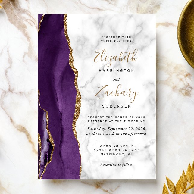 Moderne Lila Goldmarmorhochzeit Einladung (The perfect choice for a purple and gold themed wedding.)