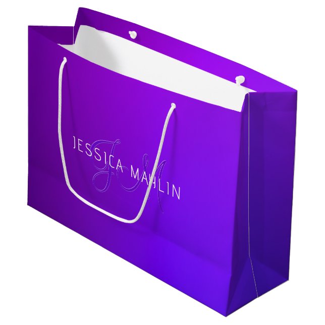 Moderne Lila Gradientenbezeichnung und Monogramm Große Geschenktüte (Vorderseite Schrägansicht)