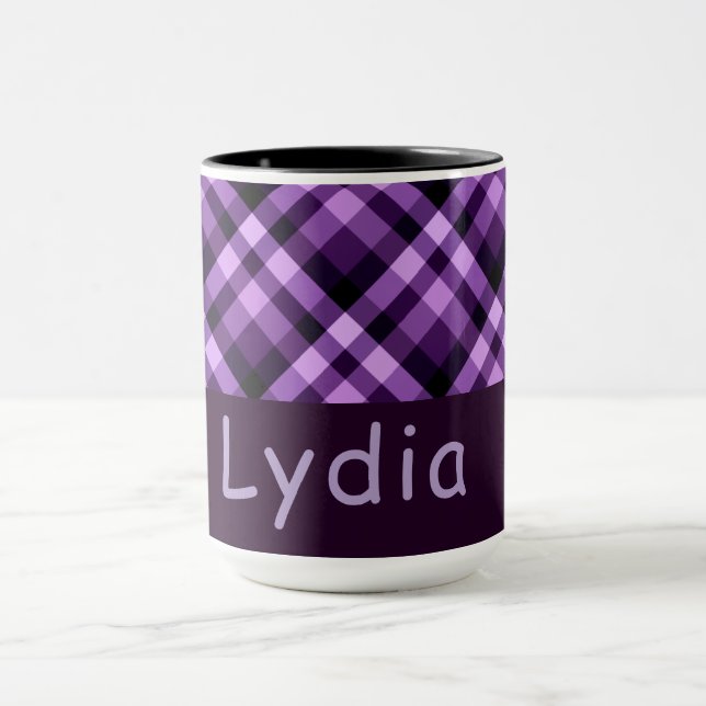 Moderne Lila Karierte Monogram 15 oz Tasse (Zentrum)