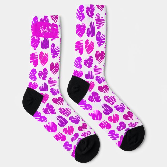 Moderne Lila rosa Doodled Hearts Valentine Name Socken (Rechts)