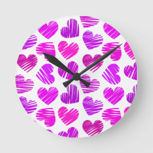 Moderne Lila und rosa Doodled Hearts Valentine Runde Wanduhr