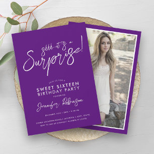 Moderne Lila und weiße Foto Überraschung Sweet 16 Einladung