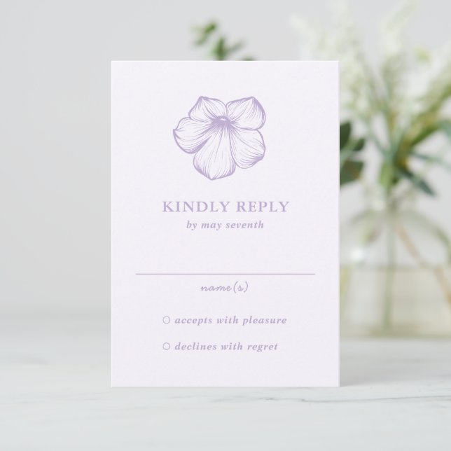 Moderne Lilac Floral Elegante Hochzeit RSVP Karte (Stehend Vorderseite)