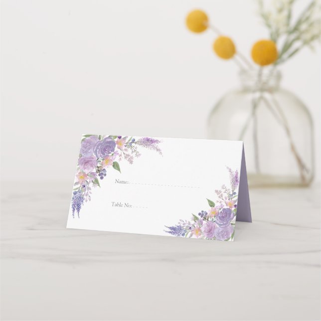 Moderne Lilac Lavender Mauve Script Floral Wedding Platzkarte (Vorderseite)
