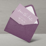 Moderne Lilac-Skriptereien speichern die Datumskar Save The Date<br><div class="desc">Einfache moderne SkriptWedding Speichern Sie die Datumskarten. Für eine erweiterte Anpassung dieses Designs klicken Sie bitte auf den Button "Anpassen"! Auf Anfrage können Sie auch passende Objekte und weitere Farboptionen auswählen.</div>