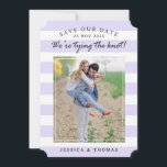 Moderne Lilac- und White Stripes | FOTO SAVE THE D Date<br><div class="desc">Moderne Lilac- und White Stripes | Foto Speichern Sie die Datumskarten</div>