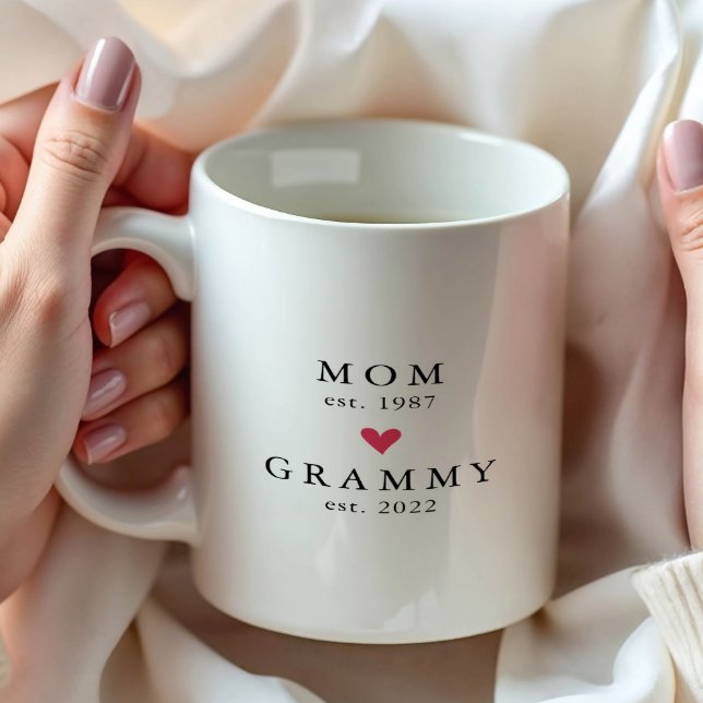 Moderne Mama | Grammy Year Est. Tasse (Von Creator hochgeladen)