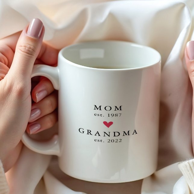 Moderne Mama | Oma Year Est. Tasse (Von Creator hochgeladen)