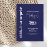 Moderne Marine 30. Überraschung Geburtstag Einladung<br><div class="desc">Stilvolles,  schlichtes und modernes Marinebuch und weißes Geburtstagsdesign,  das leicht mit allen Party-Informationen personalisiert ist. Kann in jedes gewünschte Geburtsjahr wechseln.</div>