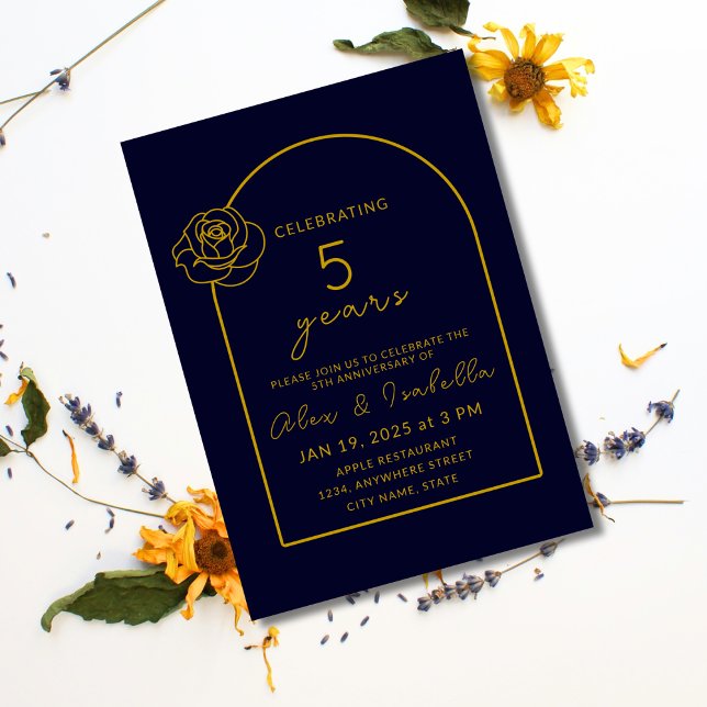 Moderne Marine und Gold 5. Hochzeitstag Einladung (Modern, elegant, minimalist navyblueand gold custom 5th year wood wedding anniversary invitation.png)