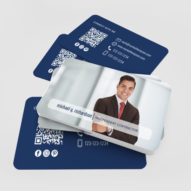Moderne marineblaue QR-Code-Foto-Vernetzung Visitenkarte (Navy blue modern photo business card with QR code and clean white contact details)