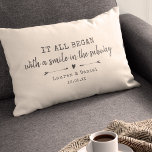 Moderne Maßstäbe, wo alles den Valentinstag beginn Lendenkissen<br><div class="desc">Feiern Sie Ihre Liebe mit diesem schicken und romantischen Kissen mit der Lage und dem Datum, das Sie in einer Vintagen Schrift-Schrift und Drehbuch-Design mit süß handgezeichnet Pfeilen getroffen haben. Wählen Sie Ihre eigene Farbe und personalisieren Sie dieses individuelle Design mit Ihren eigenen Namen und Text. Dies wäre das ideale...</div>