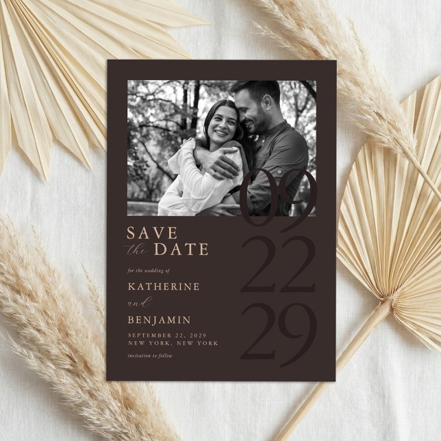 Moderne matte braune minimalistische Foto-Hochzeit Save The Date (Von Creator hochgeladen)