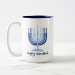 Moderne Menorah Design Hanukkah Tasse<br><div class="desc">Moderne Design menorah mit "Happy Hanukkah" auf 15oz Tasse. Zweiseitig bedruckt mit rückseitig menorah. Spülmaschinen geeignet.</div>