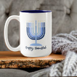 Moderne Menorah Design Hanukkah Tasse<br><div class="desc">Moderne Design menorah mit "Happy Hanukkah" auf 15oz Tasse. Zweiseitig bedruckt mit rückseitig menorah. Spülmaschinen geeignet.</div>