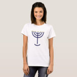 Moderne Menorah Navy Gold Imitate Fossil T-Shirt<br><div class="desc">Modernes Minimal Menorah Design bedruckt in Marine und Gold. Der Candelabra ist ein schlichtes minimalistisches Design in Marineblau mit Imitat-Folie abgerundeten Flammenspitzen. Dies ist eine sieben verzweigte Menorah. Moderne Menorah Navy Gold Imitate Fossil</div>