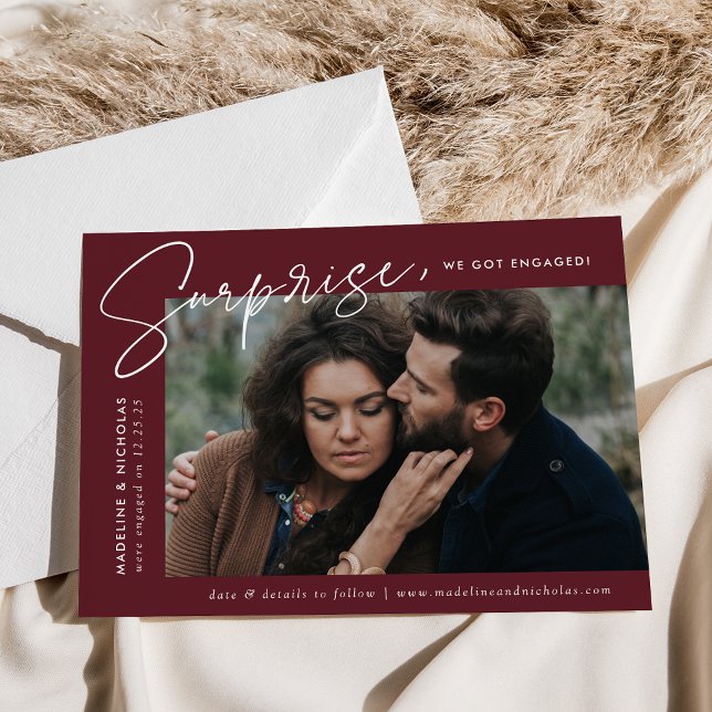 Moderne Merlot-Überraschung Foto-Verlobung Ankündigung (Von Creator hochgeladen)