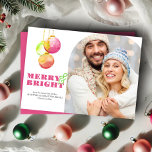 Moderne Merry & Bright Foto Rosa Weihnachtskarten Feiertagskarte<br><div class="desc">Dieses einzigartige rosa Weihnachtskartenmuster zeichnet sich durch ein modernes magentafarbenes Design aus, mit originalen Aquarellverzierungen in lebhaften Rosa-, Grün- und Rottönen. Der Gruß "Merry & Bright" wird wunderschön in einer klassischen Serifenschrift auf einem weißen Hintergrund dargestellt, was der Karte eine Touch Eleganz verleiht. Passen Sie diese Vorlage Weihnachtskarte mit Ihrer...</div>