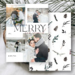 Moderne Merry und Verheiratet Newlyweds 4 Foto Feiertagskarte<br><div class="desc">Erleben Sie Ihre erste Urlaubssaison als Neuvermählte mit dieser modernen, fröhlichen und Verheirateten Newlyweds Foto Holiday Card. Mit einem wunderschönen winterlichen Design und eleganter Typografie können Sie Ihre Freude und Liebe mit Ihrer Familie und Freunden teilen. Die moderne, minimalistische Front präsentiert vier Ihrer Lieblings-Hochzeitsfeiern oder Verlobungen-Fotos, während der festliche Rücken...</div>