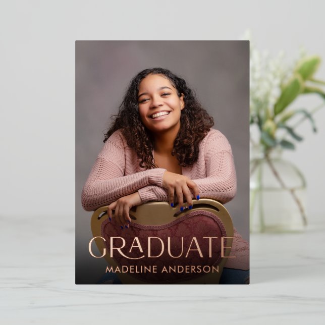 Moderne Minimal Abschluss 2 Foto Rose Gold Folieneinladung (Stehend vorne)