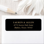 Moderne Minimal Black Gold Wedding Rücksendeadress<br><div class="desc">Fügen Sie Ihren Hochzeitsmailings eine schöne Touch mit diesem Rücksendelabel hinzu,  das eine Goldtypografie auf einem soliden schwarzen Hintergrund aufweist.</div>