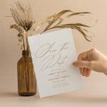 Moderne Minimal Calligrafy Gold Hochzeit Save The Date<br><div class="desc">Mit dieser eleganten Save the Date-Karte mit eleganter Kalligrafie können Sie die guten Neuigkeiten stilvoll verkünden. Auf der Rückseite finden Sie mehr Platz für weitere Details,  die Sie Ihren Gästen zur Verfügung stellen möchten.</div>