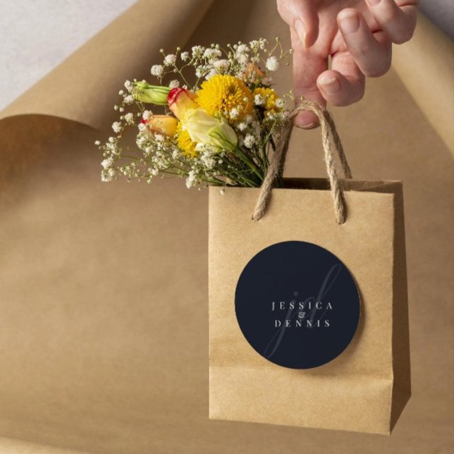 Moderne Minimal elegante Script Monogram Wedding Runder Aufkleber (Von Creator hochgeladen)