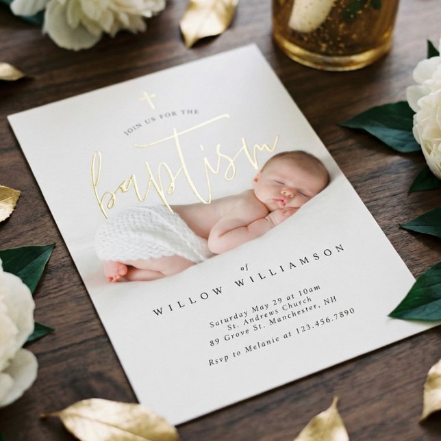 Moderne Minimal Gold Calligraphy Baby Foto Taufe Folieneinladung (Modern Minimalist Photo Baptism Gold Script Foil Invitation)