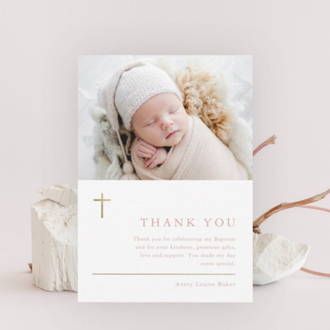 Moderne Minimal Gold Cross Foto Taufe Vielen Dank Postkarte (Elegant gold cross baby photo baptism thank you postcard.)