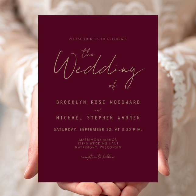 Moderne Minimal Gold Script Burgundy Wedding Einladung (Von Creator hochgeladen)