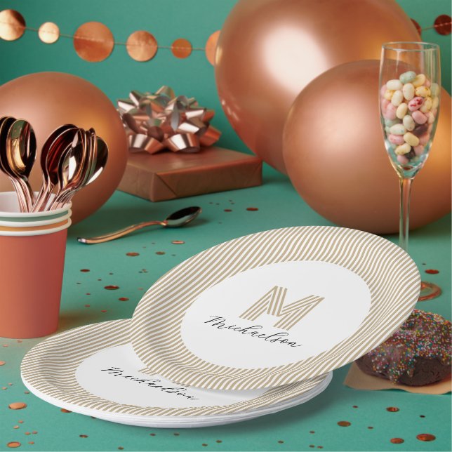 Moderne Minimal Gold Streifen Monogramm Pappteller (Multi)