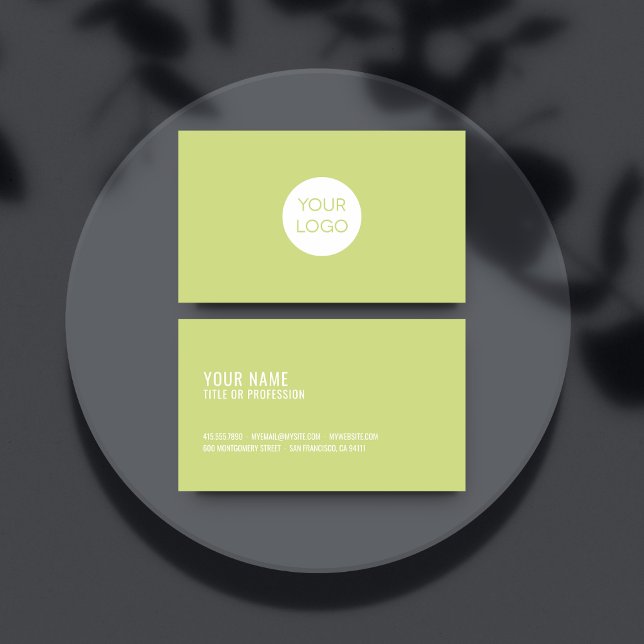 Moderne Minimal grüne Professionalität mit Logo Visitenkarte (Von Creator hochgeladen)