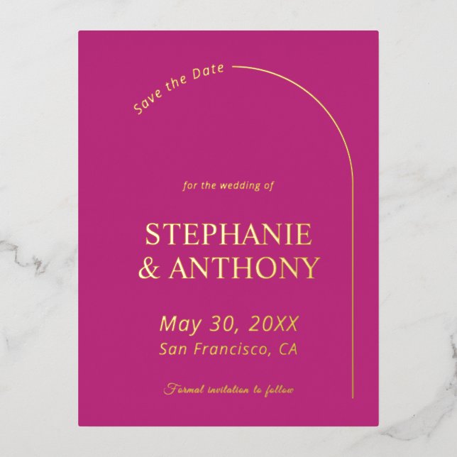 Moderne Minimal Magenta mit Arch Wedding Folie Einladungspostkarte (Vorderseite)