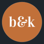 Moderne Minimal Monogram Initials Orange Wedding C Runder Aufkleber<br><div class="desc">Modernes,  minimalistisches Hochzeitsdesign mit großen,  fetten Buchstaben in orangefarbenem Farbton: Orange Burnt (Farbe,  Schriftart,  Text,  Größe kann geändert werden). Mit Datum und Braut und Bräutigam Monogramm (Initialen). Sticker / Siegel für Hochzeitseinladung Umschläge. Ideal für das junge Paar für Herbst/Herbst Hochzeit.</div>