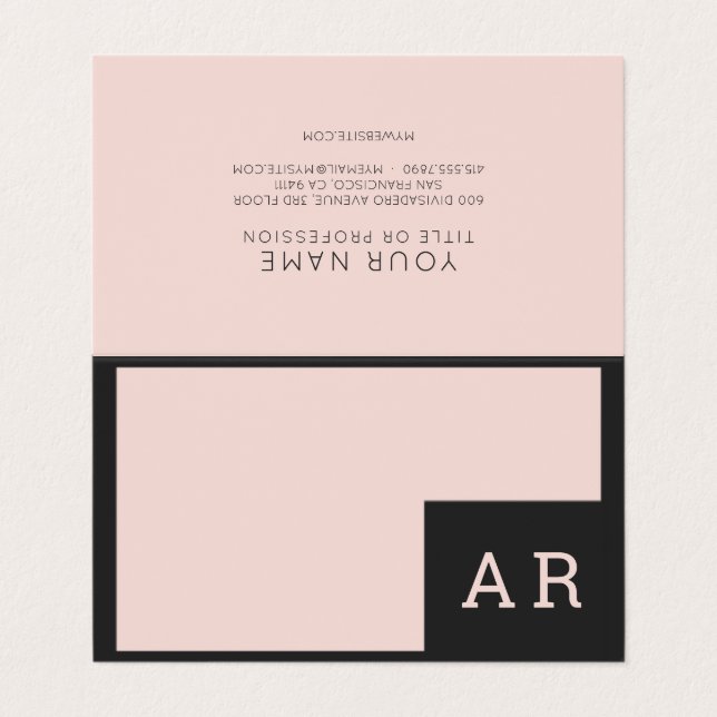Moderne Minimal Pastel Rosa und Schwarz Monogramm Visitenkarten (Außenseite Aufgefaltet)