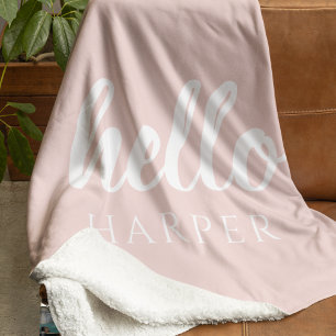 Moderne Minimal Pastellrosa Hallo und dein Name Fleecedecke