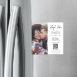 Moderne Minimal QR Code & Foto All-in-One Hochzeit Magneteinladung<br><div class="desc">Freuen Sie sich auf stilvolle Hochzeitsfeiern mit einzigartigen Quadrat-All-in-One QR-Einladungsmagneten. Mit diesen Magnetkarten können Sie Hochzeitsgäste zu Ihrer anstehenden Feier einladen, alle wichtigen Details (wie Anfahrtsbeschreibung, Registrierung, Hotelunterkunft) angeben und die Website für die Organisation der uAwg gelassen werden. Es werden keine zusätzlichen Gehäusekarten benötigt. Das Bild und alle Formulierungen sind...</div>
