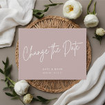 Moderne Minimal-Rosa ändern die Ankündigung Postkarte<br><div class="desc">Maßgeschneiderte Hochzeitsaufschiebung/Ändern Sie das Datum der Postkarte mit modernem Weißhandschrift-Design auf staubigen Rose/Rosa Hintergrund.</div>