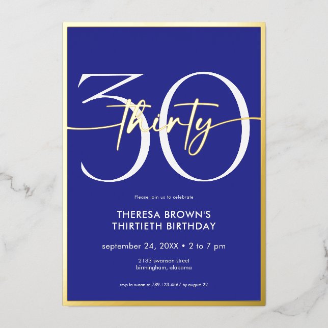 Moderne Minimal Royal Blue Thirty Script Geburtsta Folieneinladung (Vorderseite)