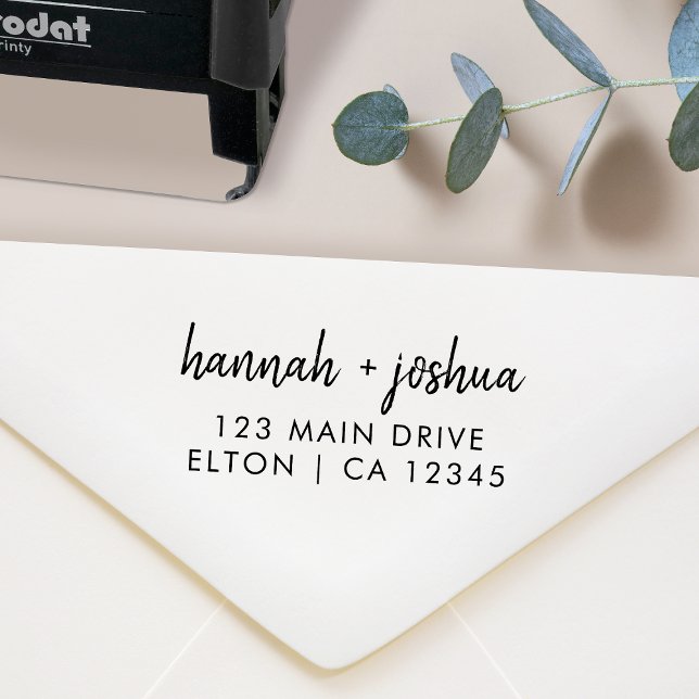 Moderne Minimal-Script-Hochzeitsskrippe-Rücksendea Permastempel (Wedding couple name return address stamp by Guava, perfect for invitations and thank-you cards)