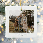 Moderne Minimal Snowflake Familie Zwei Fotos Keramikornament<br><div class="desc">Moderne Minimal Snowflake Familie Zwei Fotos Keramik Ornament zeigt Ihr Foto,  begleitet von zarten modernen Schneeflocken.</div>
