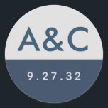 Moderne Minimal Typografie Navy Blue Gray Initials Runder Aufkleber<br><div class="desc">Elemente: Kontraststarker Hintergrund mit Sans Serif- und Slab-Schriftart. Farben: Navy Blau,  Grau,  Silber. Themes: Modern,  minimalistisch,  sauber,  einfach,  skandinavisch,  trendy,  ausgefeilt,  geometrisch,  Zen. Sammlung: Moderne Minimalistisch kontrast Typografie Navy Blue Gray Wedding Suite. Art des Produkts: Anfangsaufkleber</div>