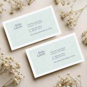 Moderne minimale Blassminze und weiße Typografie Visitenkarte