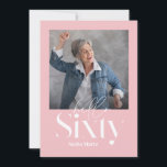 Moderne minimale einfach gürtelrosa 60. Geburtstag Einladung<br><div class="desc">Moderne minimale Typografie einfaches Foto mädchenhaft rosa und weiß 60. Geburtstagseinladung. Teil einer zeitgenössischen Sammlung.</div>