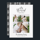 Moderne minimale gesegnet Weihnachten rustikal 3 F<br><div class="desc">Moderne minimale gesegnete Weihnachts rustikale stilvolle Foto-Urlaubskarte. Mit modernem handgezeichneten Text und Bäumen. Die Hintergrundfarbe kann angepasst werden.</div>