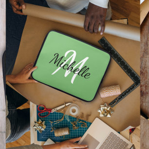Moderne minimale grüne Monogrammbezeichnung + Init Laptopschutzhülle