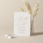 Moderne Minimale Kalligrafie-Hochzeit rettet das D Folieneinladung<br><div class="desc">Mit dieser eleganten Save the Date-Karte mit eleganter Kalligrafie können Sie die fröhlichen Neuigkeiten stilvoll verkünden.</div>