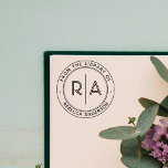 Moderne, minimale offene Monogramm aus der Bibliot Permastempel<br><div class="desc">Erweitern Sie Ihre persönliche Bibliothek mit unserer eleganten und minimalen "From the Library of" oder "This Book Belongs To" Gummi Briefmarke. Diese benutzerdefinierte Briefmarke mit Ihren Monogramm-Initialen in einem modernen offenen Typ, getrennt durch eine schmale vertikale Linie, enthält auch Ihren Namen und personalisierten Text in einem modernen serifenlosen Schriftart. Dieses...</div>